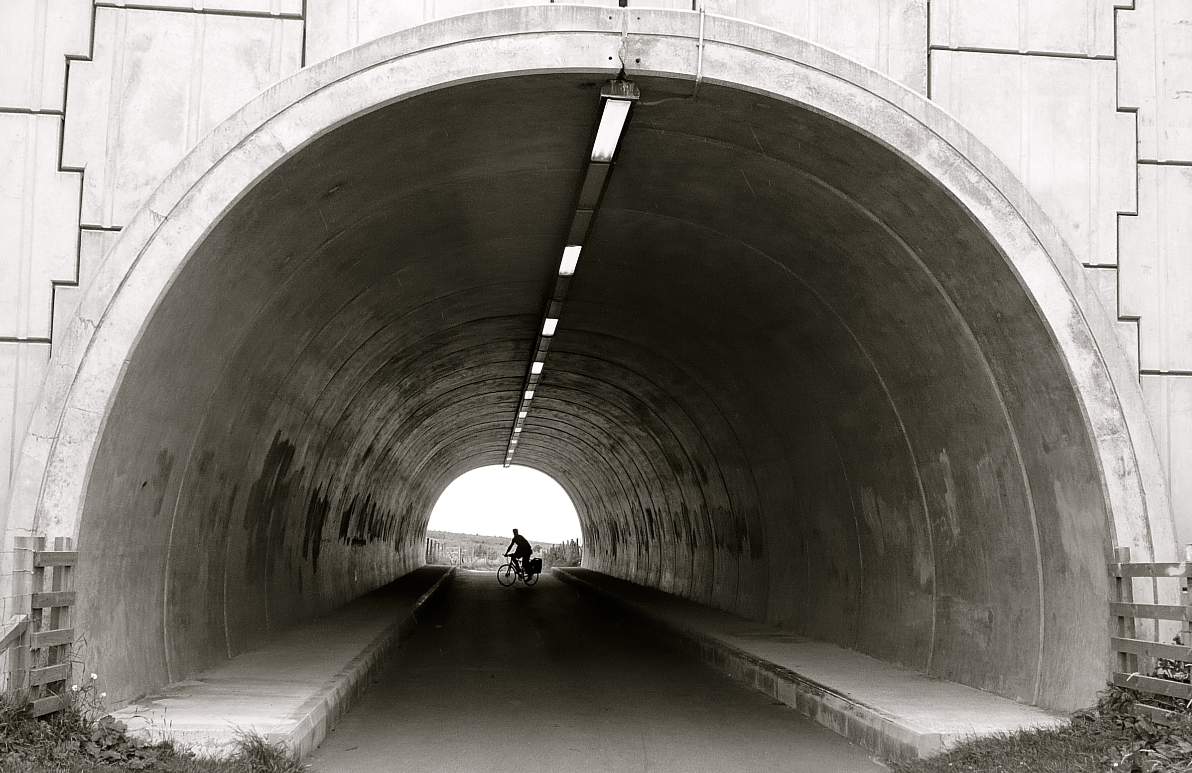 Ремонт свода. Новокутузовский тоннель. Бетонный тоннель. Железобетонные арки тоннеля. Подземные бетонные сооружения.